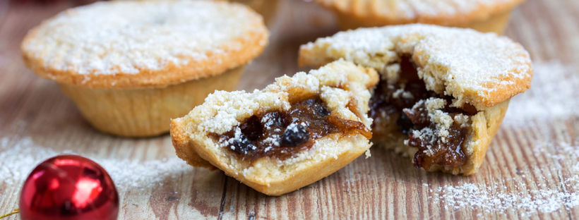 Open mince pie with dusted sugar